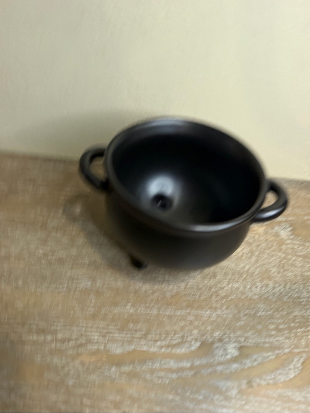 33.5 fl oz Small Stoneware Halloween Cauldron Bowl Black - Hyde and EEK! Boutiqu - Picture 2 of 2
